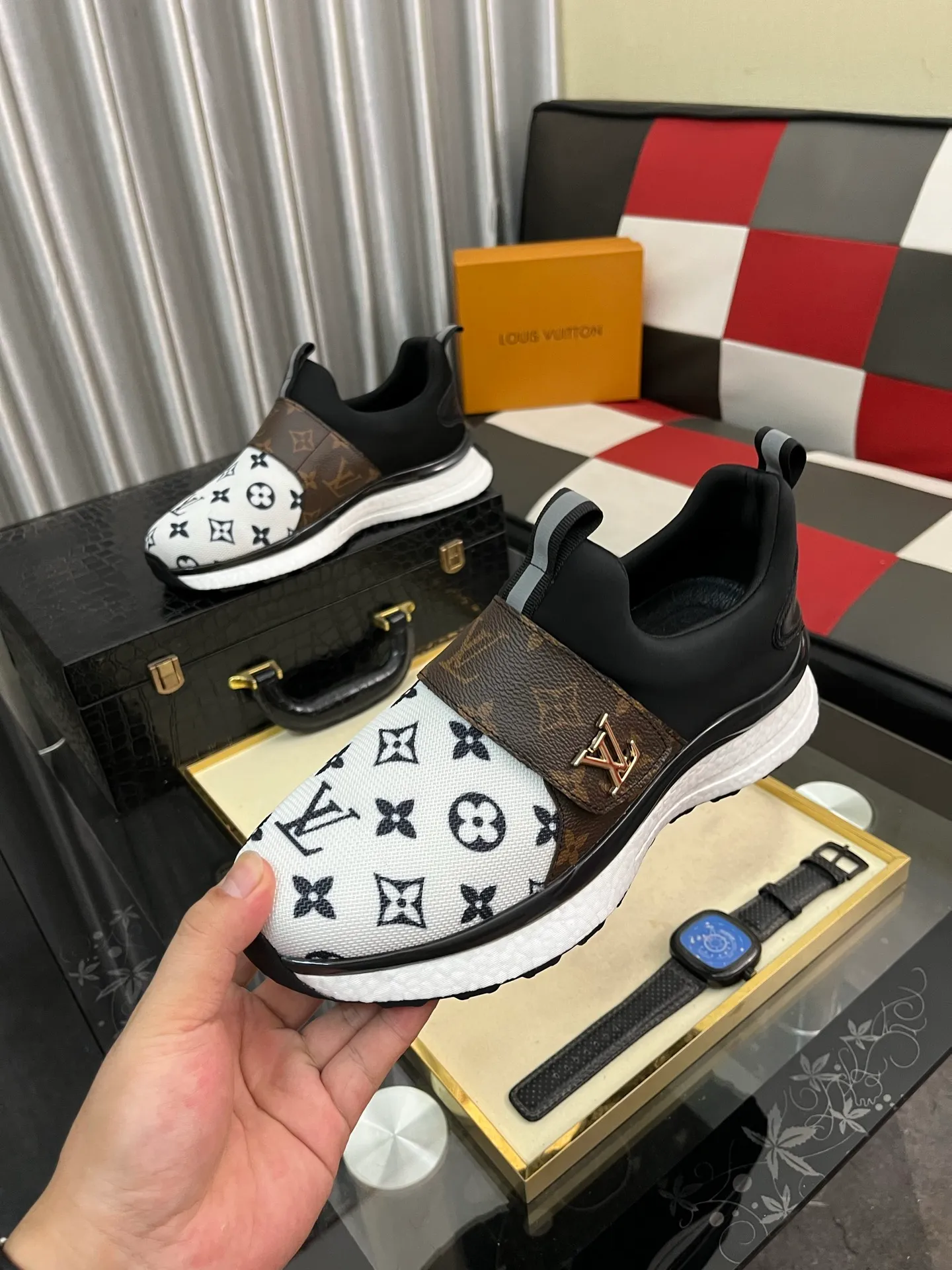 Men's shoes💰458⌚️⌚️"LOUI* VUITTO*" latest popular men's casual shoes ✔️This model is made of original breathable fly woven fabric, super shiny in real life⚡️ Fashionable and versatile, the toe last shape is firm and full, the soles are made from LV original mold and can be put in and out at will. It is light and comfortable for the foot~Purely handmade, details determine the quality! Size:38-442️⃣Colors available